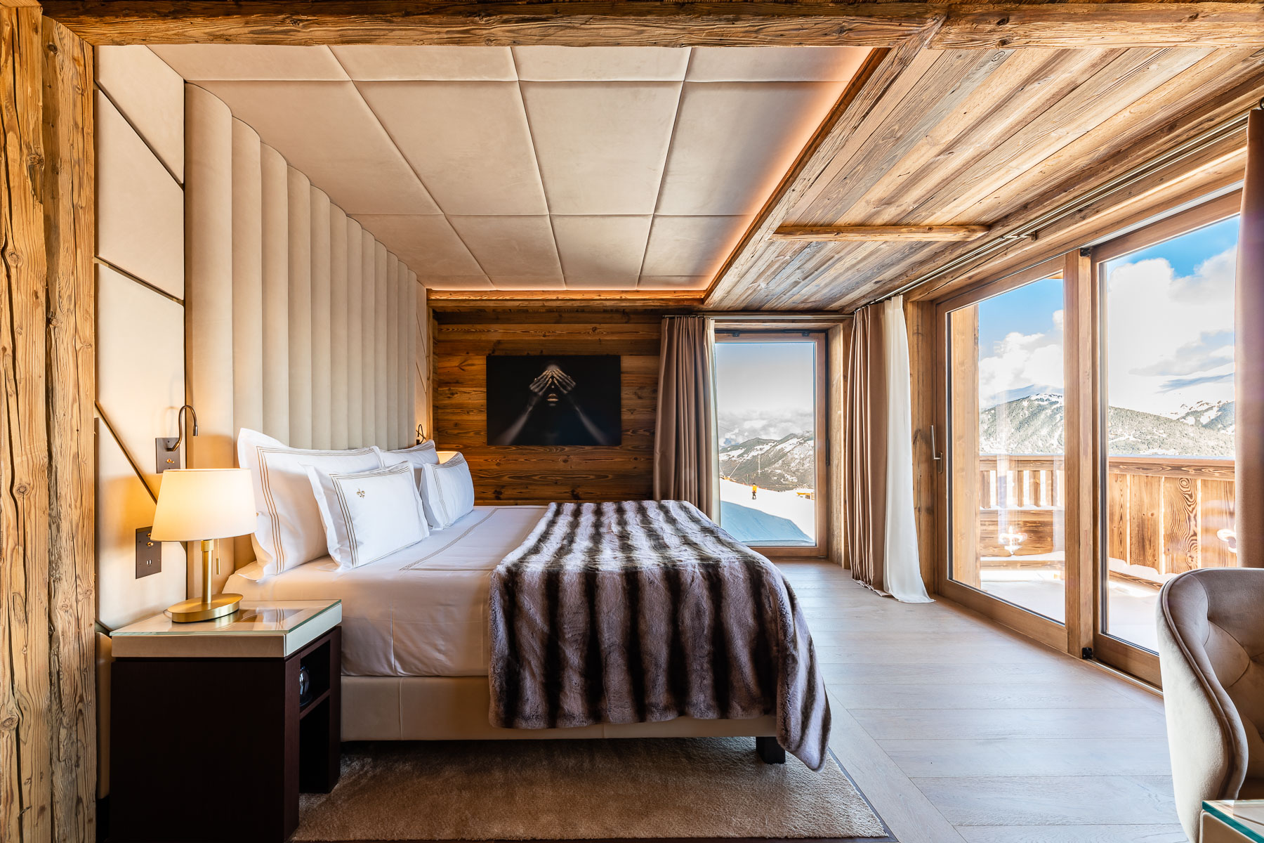 bedroom-with-balcony-prestige-residence-sud-resort-ultima-courchevel-belvedere