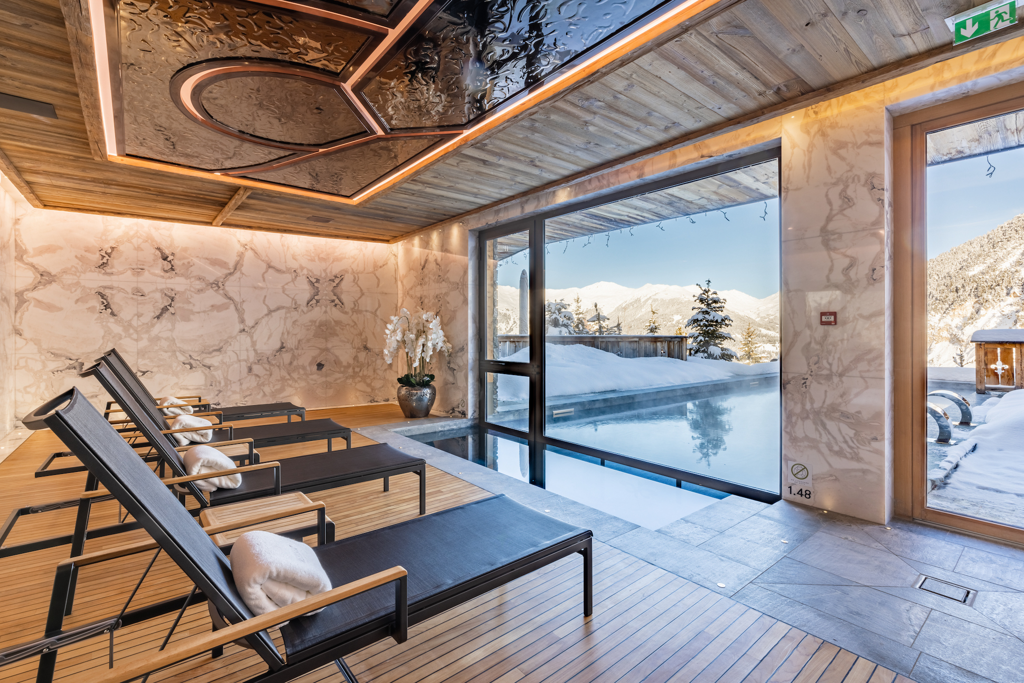 indoor-outdoor-pool-with-spa-sud-resort-spa-fitness-at-ultima-courchevel-belevedere