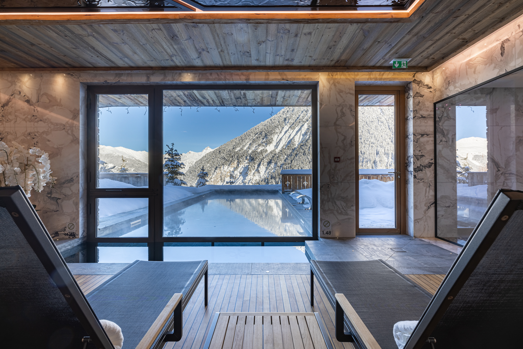 indoor_outdoor-heated-pool-in-sud-resort-spa-fitness-at-ultima-courchevel-belevedere-2